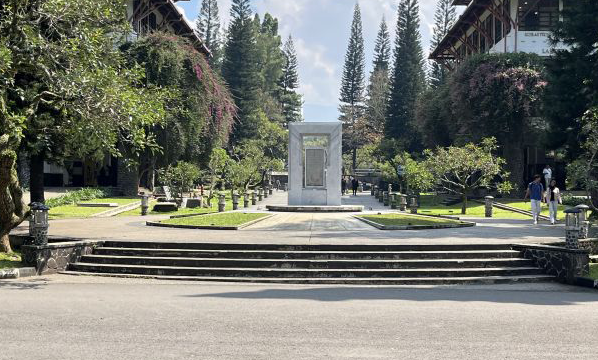 Tugu Soekarno ITB